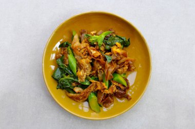 Soya soslu pilavlı erişte ve domuz eti.