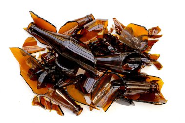 Beyaz arka planda kırık kahverengi şişe.