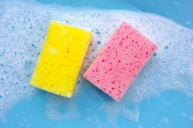 Bulaşık deterjanı köpüklü temizlik süngeri. Bulaşık yıkama kavramı