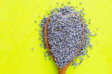 Bitki çayı demlemek için kurutulmuş lavanta tomurcukları.