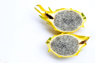 Beyaz arka planda sarı ejderha meyvesi.