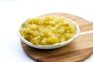 Beyaz arka planda muz ezmesi..