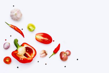 Çeşitli taze sebze ve otlar beyaz arka plan üzerinde.