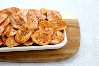 Çıtır muz cipsi. Meyve çerezi.