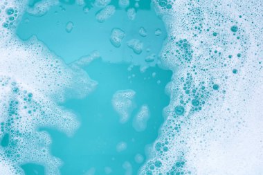Deterjan köpüklü su. Mavi arkaplan, sabun suyu