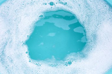 Deterjan köpüklü su. Mavi arkaplan, sabun suyu