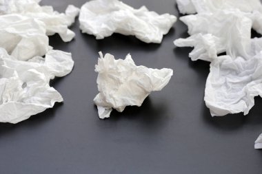 Buruşmuş kağıt mendil. Koyu arkaplanda yüz dokusu.