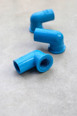 Tesisat işi için mavi pvc boru bağlantıları.