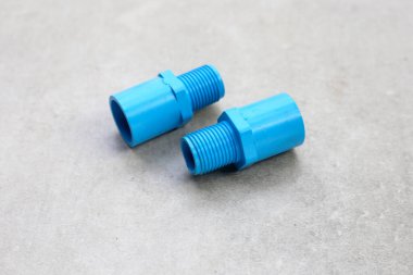 Tesisat işi için mavi pvc boru bağlantıları.