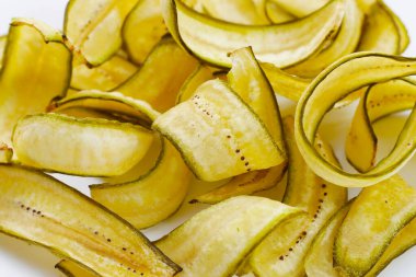 Muz cipsi, kızarmış muz, yeşil kabuklu.