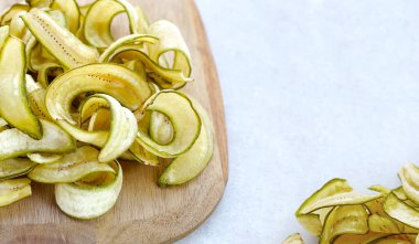 Muz cipsi, kızarmış muz, yeşil kabuklu.