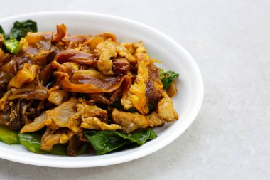 Soya soslu pilavlı erişte ve domuz eti.