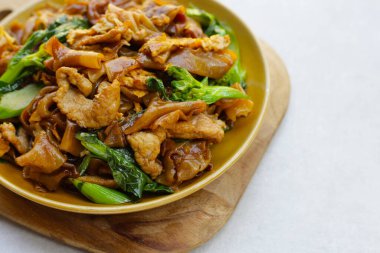 Soya soslu pilavlı erişte ve domuz eti.