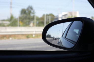 Arabanın dikiz aynası