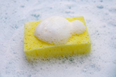 Bulaşık deterjanı köpüklü temizlik süngeri. Bulaşık yıkama kavramı