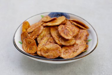 Çıtır muz cipsi. Meyve çerezi.