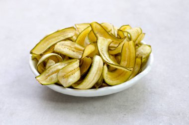 Muz cipsi, kızarmış muz, yeşil kabuklu.