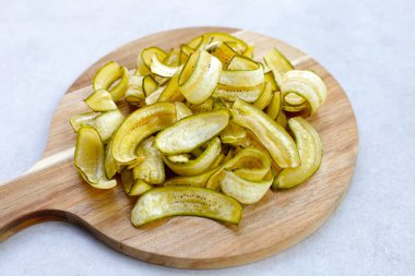 Muz cipsi, kızarmış muz, yeşil kabuklu.