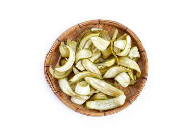 Muz cipsi, kızarmış muz, yeşil kabuklu.