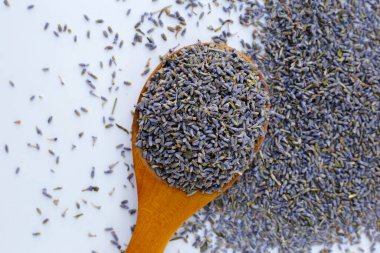 Bitki çayı demlemek için kurutulmuş lavanta tomurcukları.