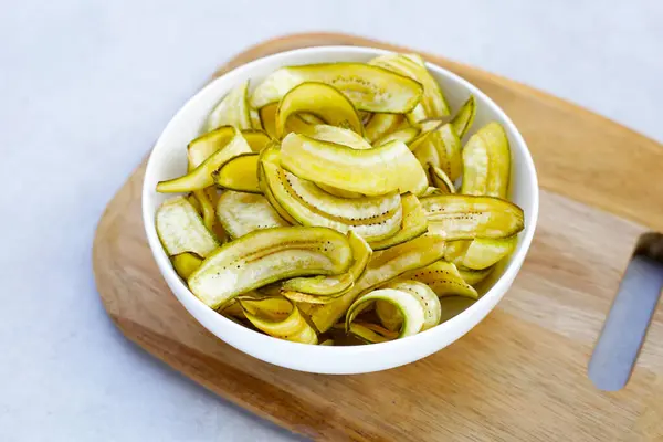 Muz cipsi, kızarmış muz, yeşil kabuklu.