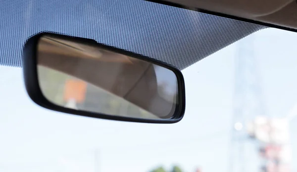 Arabanın dikiz aynası.