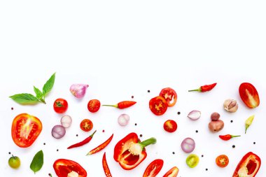 Çeşitli taze sebze ve otlar beyaz arka plan üzerinde.