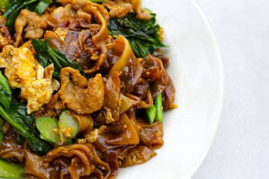 Soya soslu pilavlı erişte ve domuz eti.