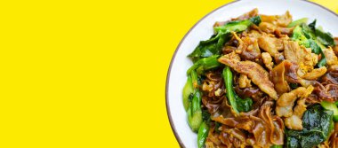 Soya soslu pilavlı erişte ve domuz eti.