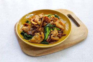 Soya soslu pilavlı erişte ve domuz eti.