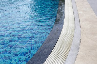 Yüzme havuzunun kenarındaki oluk.