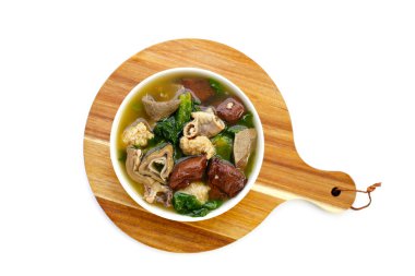 Beyaz arka planda bir kase domuz kanı çorbası..