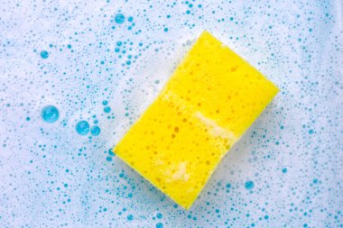 Bulaşık deterjanı köpüklü temizlik süngeri. Bulaşık yıkama kavramı