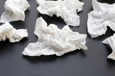 Buruşmuş kağıt mendil. Koyu arkaplanda yüz dokusu.