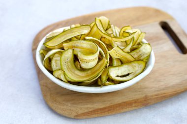 Muz cipsi, kızarmış muz, yeşil kabuklu.