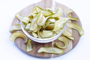 Muz cipsi, kızarmış muz, yeşil kabuklu.