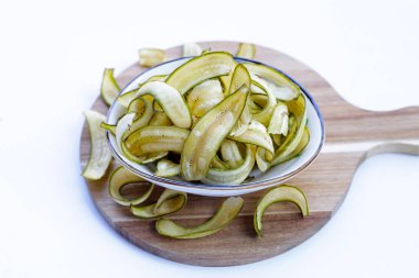 Muz cipsi, kızarmış muz, yeşil kabuklu.