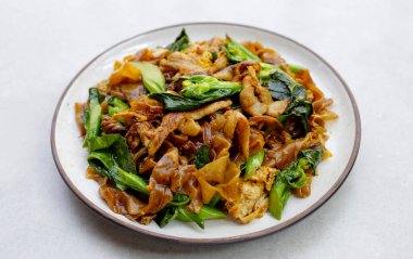 Soya soslu pilavlı erişte ve domuz eti.