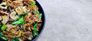 Soya soslu pilavlı erişte ve domuz eti.