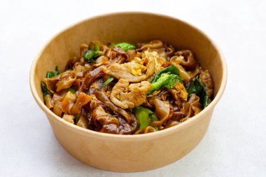 Soya soslu pilavlı erişte ve domuz eti.