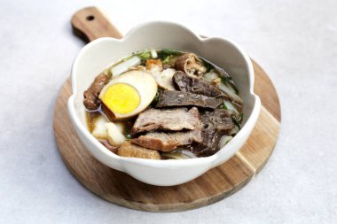 Pilavlı erişte, yumurtalı domuz çorbası.