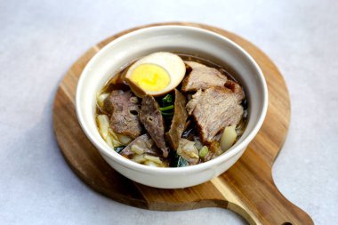 Pilavlı erişte, yumurtalı domuz çorbası.