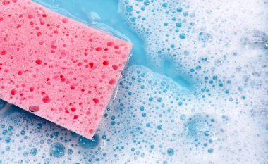Bulaşık deterjanı köpüklü temizlik süngeri. Bulaşık yıkama kavramı