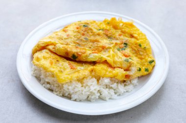 Tayland usulü omlet ve pilav.