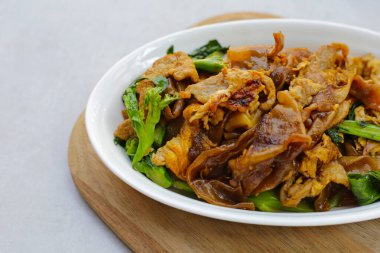 Soya soslu pilavlı erişte ve domuz eti.