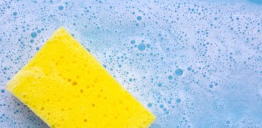 Bulaşık deterjanı köpüklü temizlik süngeri. Bulaşık yıkama kavramı