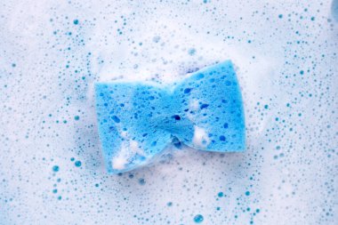 Bulaşık deterjanı köpüklü temizlik süngeri. Bulaşık yıkama kavramı