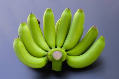 Koyu arkaplanda yeşil muz.