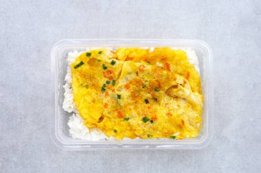 Tayland usulü omlet ve pilav.