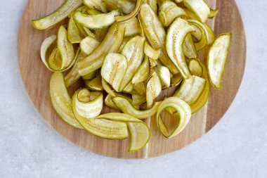 Muz cipsi, kızarmış muz, yeşil kabuklu.